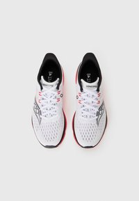 Et par hvide Saucony løbesko med sorte og røde detaljer set ovenfra på en hvid baggrund.
