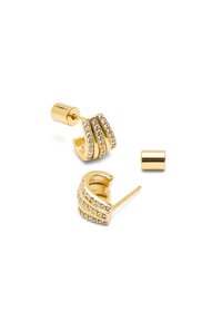 Orecchini color oro con un design curvato che presenta tre file orizzontali di cristalli trasparenti. Comprendono un supporto cilindrico dorato separato.