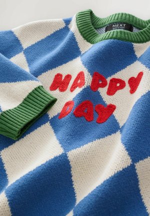 Strickpullover mit einem blauen und weißen Rautenmuster, grünem geripptem Kragen und Bündchen, mit rotem gesticktem Text "HAPPY DAY".