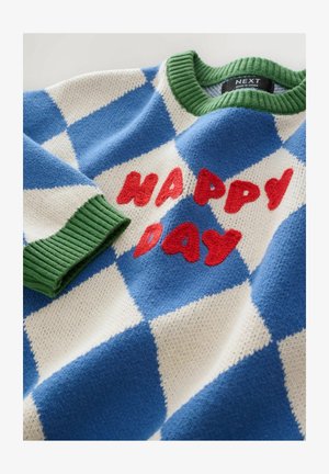Strikket sweater med et blåt og hvidt diamantmønster, grøn ribbestrik ved kraven og ærmerne, med røde broderede detaljer, der står "HAPPY DAY."