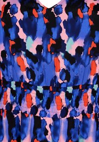 Mekko, jossa on kirkas ja monivärinen kuvio sinisestä, mustasta, punaisesta ja vaaleanpunaisesta, kuminauhavyötärö ja V-pääntie. Sileä rakenne.
