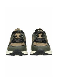 Zapatos deportivos en verde y beige con material de ante y malla, que presentan detalles negros, cordones texturizados y una entresuela blanca, mostrados de frente.