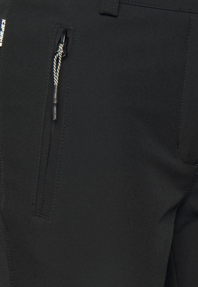 Czarne spodnie o gładkiej fakturze mają kieszeń na zamek i kontrastowy sznurek. Szwy są widoczne wzdłuż krawędzi.