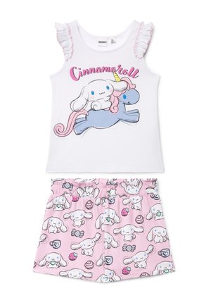 Top bianco senza maniche con spalle arricciate e testo rosa "Cinnamoroll", abbinato a pantaloncini rosa con motivo di personaggi Cinnamoroll e dolci.