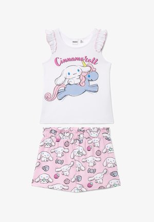 Top bianco senza maniche con spalle arricciate e testo rosa "Cinnamoroll", abbinato a pantaloncini rosa con motivo di personaggi Cinnamoroll e dolci.