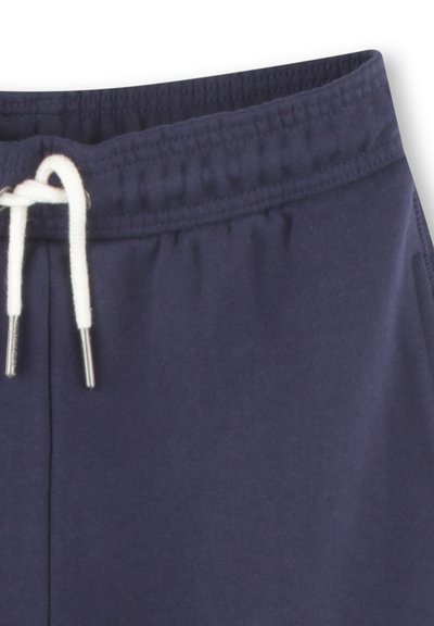 Shorts de jogging bleu marine avec une taille élastique, cordon blanc ajustable et en tissu coton doux. Comprend des poches latérales.