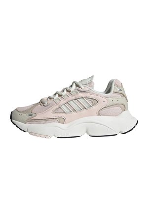 Chaussure de running Adidas rose pâle et grise, avec des empiècements en mesh, trois bandes latérales et une semelle blanche épaisse, présentée de profil sur fond blanc.
