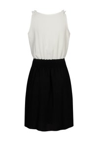 Robe sans manches avec un haut blanc et une jupe noire, dotée d'une taille smockée et de deux attaches en tissu sur les épaules.