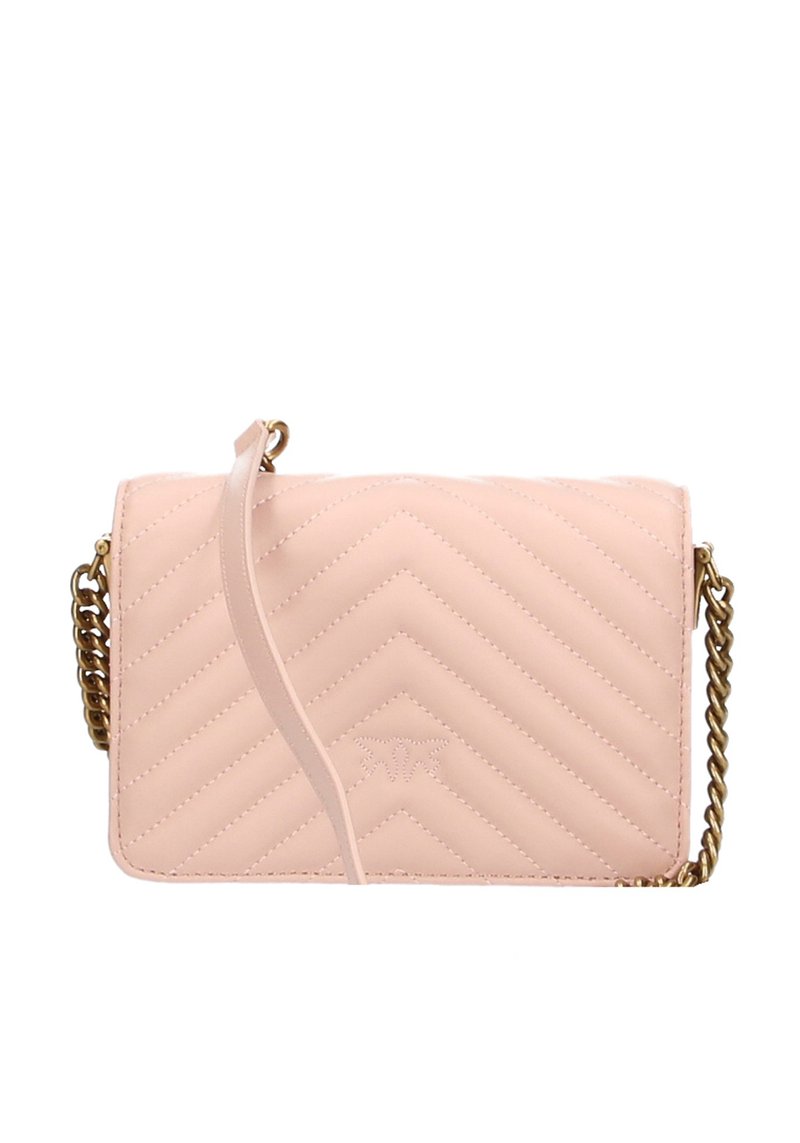 Borsa crossbody trapuntata di colore rosa chiaro con una tracolla in metallo dorato e una texture in pelle liscia. Pattern a zig zag sul davanti, con dettagli di branding minimi.