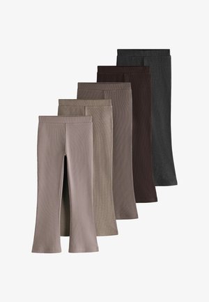 Fem par ribstrikkede flarebukser i neutrale nuancer fra beige til mørkegrå, arrangeret overlappende i en vifteform.