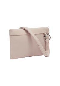 Rosa Leder-Clutch mit strukturiertem Finish, abnehmbarem Tragegurt, silbernem Beschlag und flachem Design mit einer Rücktasche.