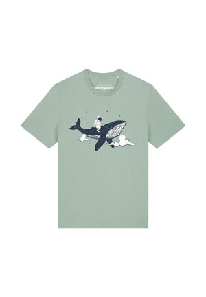T-shirt vert clair avec un dessin d'un astronaute chevauchant une grande baleine parmi les nuages et les étoiles.