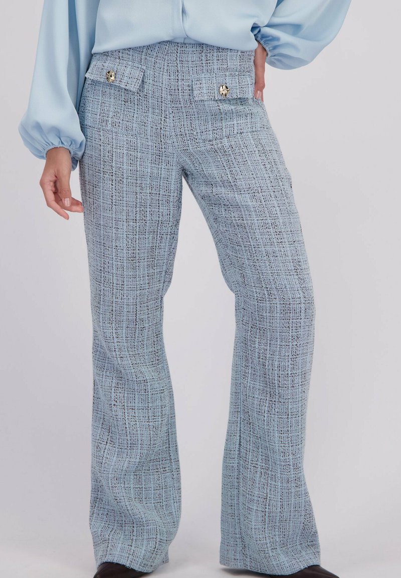 Lichtblauwe hoge taille wijde pijpen broek met een gestructureerd ruitenpatroon en decoratieve gouden knopen op de voorzakken, gedragen met een lichtblauwe blouse.