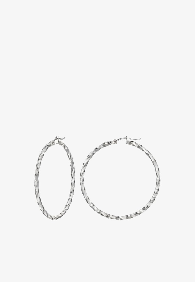 Paire de boucles d'oreilles créoles en argent texturé avec un design torsadé, une ovale et une circulaire, avec fermoirs, sur fond blanc.