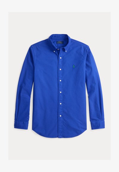 Niebieska koszula na guziki wykonana z bawełny, z kołnierzykiem, długimi rękawami i zielonym, haftowanym logo na lewej piersi.