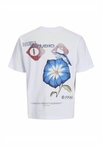 Balta trumpa rankovė t-shirt, su mėlynos gėlės grafika, raudonu ir pilku tekstu "ORIGINALS STUDIO", su laisvu kirpimu ir spauda.