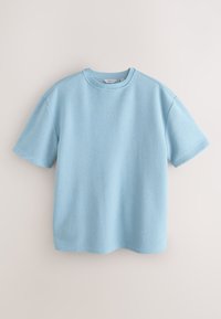 Világoskék, rövid ujjú polár póló kerek nyakkivágással és normál fazonnal, bézs háttéren.