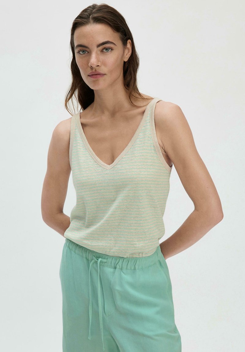 Hellgrün gestreiftes Tanktop mit V-Ausschnitt und beigem Rand, kombiniert mit lockeren mintgrünen Hosen mit elastischem Bund und Kordelzug.