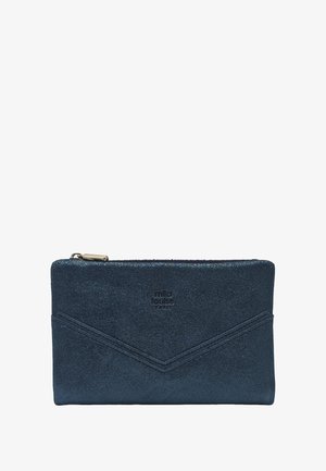 Pochette zippée bleu foncé en matériau texturé, avec un design en chevrons et le logo de la marque embossé sur le devant.