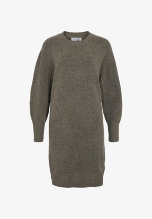 Rochie tricotată de culoare verde măslinie, cu guler rotund, umeri căzuți și mâneci lungi. Dispune de un tiv cu nervuri și un material texturat.