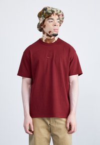 Nike Sportswear - M NSW PREM ESSNTL TEE - T-Shirt basic - dark team red Thumbnail-Bild 1