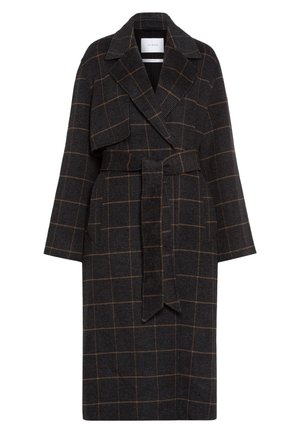Manteau long en laine gris foncé avec motif à carreaux marron, larges revers, taille ceinturée et détail de cape sur une épaule.