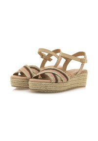 Sandalias de cuña con suela de cuerda trenzada, que presentan correas cruzadas anchas en tela verde, rosa y beige, además de una tira en el tobillo de color beige claro.