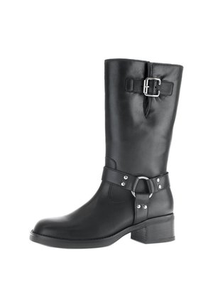 Schwarze Lederstiefel bis zur Wade mit einem seitlichen Schnallen- und Riemen-Detail, abgerundetem Zehenbereich und einem niedrigen Blockabsatz. Glatte Textur über die gesamte Oberfläche.