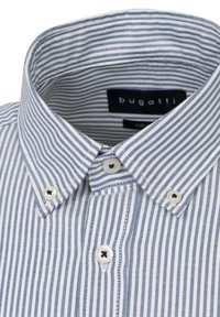 Button-down Hemd von Bugatti mit einem Muster aus schmalen blauen und weißen Streifen, strukturiertem Kragen und weißen Knöpfen.