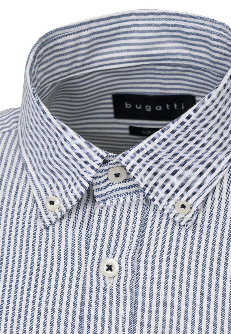 Chemise à col boutonné par Bugatti présentant un motif de fines rayures bleues et blanches, avec un col structuré et des boutons blancs.