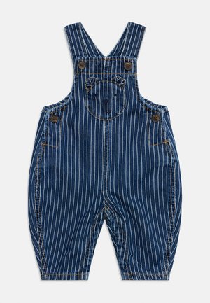 Peto de bebé azul con rayas finas, con tirantes abrochados y cara de oso bordada en el pecho.