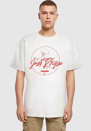 Fehér pamut póló, középen piros grafikai elemmel, virágmintával és vastag írással "Just Phyze" felirattal. Rövid ujjú, laza szabású.