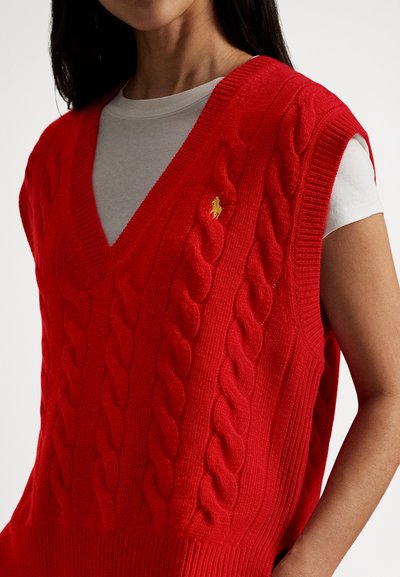 Rdeč pleteni brezrokavnik z V-izrezom in vzorcem kit. Ima rebraste poudarke in majhen vezen logotip na prsih.