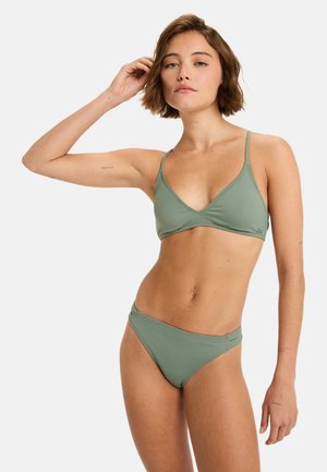 Zeleni bikini komplet z naramnicami v obliki trikotnika in ujemajočimi se nizko krojenimi hlačkami, izdelan iz gladkega, raztegljivega materiala.