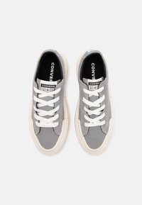 Ein Paar graue Converse All Star Low-Top-Sneaker mit weißen Schnürsenkeln und off-white Gummisohlen, von oben auf einem weißen Hintergrund betrachtet.