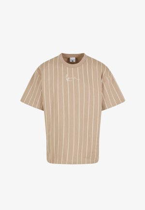 Bež majica kratkih rukava s bijelim vertikalnim prugama i malim potpisom grafike sprijeda. Izrađena od meke pamučne tkanine.