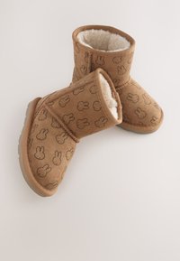 Braune Wildleder-Stiefeletten mit flauschigem Innenfutter. Mit einem wiederholten Hasenmotiv, runder Spitze und Gummisohle für besseren Halt.