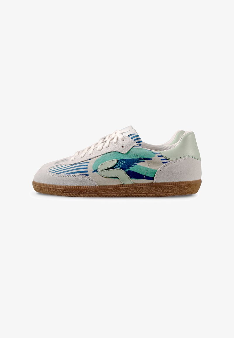 Baskets blanches avec un design abstrait en vagues bleues et vertes, lacets blancs, semelle en gomme et accents en daim, vues de profil.