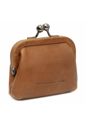 Kleine bruine leren muntenportemonnee met metalen kliksluiting en "The Chesterfield Brand" geperst aan de voorkant.