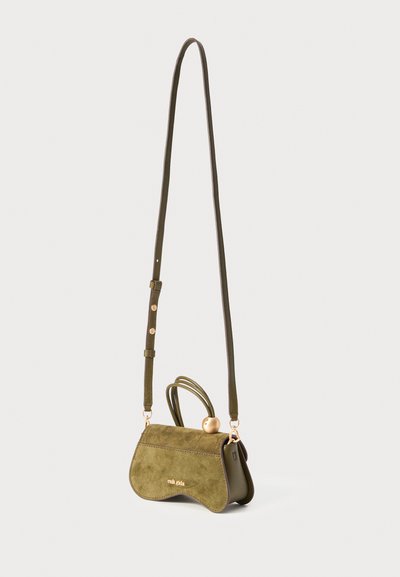 Πράσινη σουέτ τσάντα χειρός με καμπυλωτό σχήμα, χρυσές λεπτομέρειες, ρυθμιζόμενο λουρί, διακοσμητική λαβή και λεπτομέρεια λογότυπου.