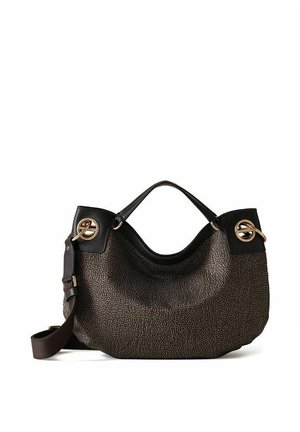 Borsa a tracolla marrone scuro con texture, manici in pelle nera, ferrature rotonde dorate e tracolla regolabile su sfondo bianco.
