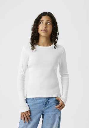 Witte langemouwen geribbelde top met een ronde hals en een getailleerde silhouet, gecombineerd met lichtblauwe denim jeans. Soepele textuur en minimalistisch design.