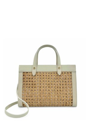 Sac à main en cuir beige avec panneau avant en rotin tressé, deux poignées supérieures et bandoulière amovible, présenté sur fond blanc.