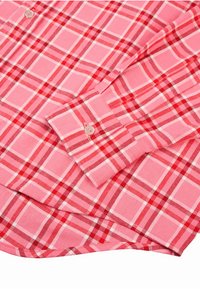 Różowa koszula w kratę z czerwonymi i białymi wzorami, z kołnierzykiem na guziki, regulowanymi mankietami i zaokrąglonym dołem. Miękka bawełniana tkanina.