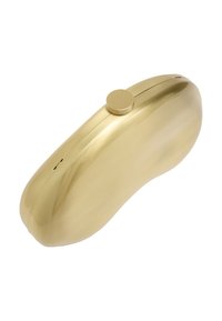 Złota metaliczna kopertówka o gładkim, zaokrąglonym kształcie. Posiada okrągłe zapięcie i szczotkowane wykończenie na powierzchni. Minimalistyczny design.