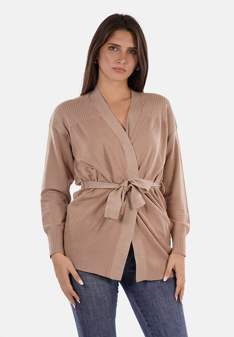 Cardigan beige lavorato a maglia con una cintura in vita, texture a coste sulle maniche e sulle spalle, apertura frontale e maniche lunghe. Design casual.