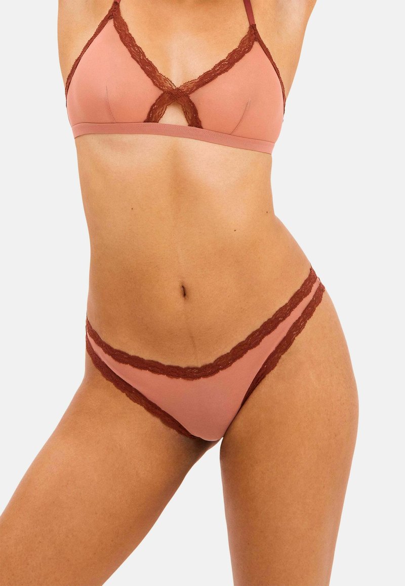 BH- och tros-set i mjuk rosa tyg med spetskant i en mörkare nyans, triangelformad bralette-design med detaljer i form av en central utskärning.