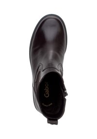 Bruine leren enkelboot met een ronde neus, stiksels, een lusje om aan te trekken en een lage rubberen zool. Het interieur toont de 'Gabor' merknaam.