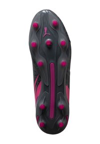 Voetbalschoen met een donkergrijze bovenkant, roze accenten, gevormde noppen, een gestructureerd oppervlak en een opvallend logo. Ontworpen voor grip op kunstgras.
