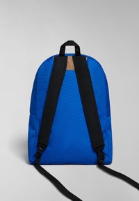 Zaino blu con un tessuto liscio e resistente. Presenta spallacci neri, un accento in pelle marrone sulla parte superiore e un design arrotondato.